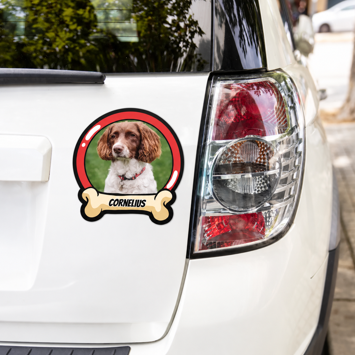 Personalisierter Autoaufkleber mit Hundebild und dem Namen "CORNELIUS" auf weißem Hintergrund.
