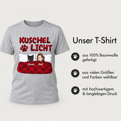 Grau meliertes T-Shirt mit buntem Druck von zwei Personen und einem schwarzem Tier unter einer Decke.