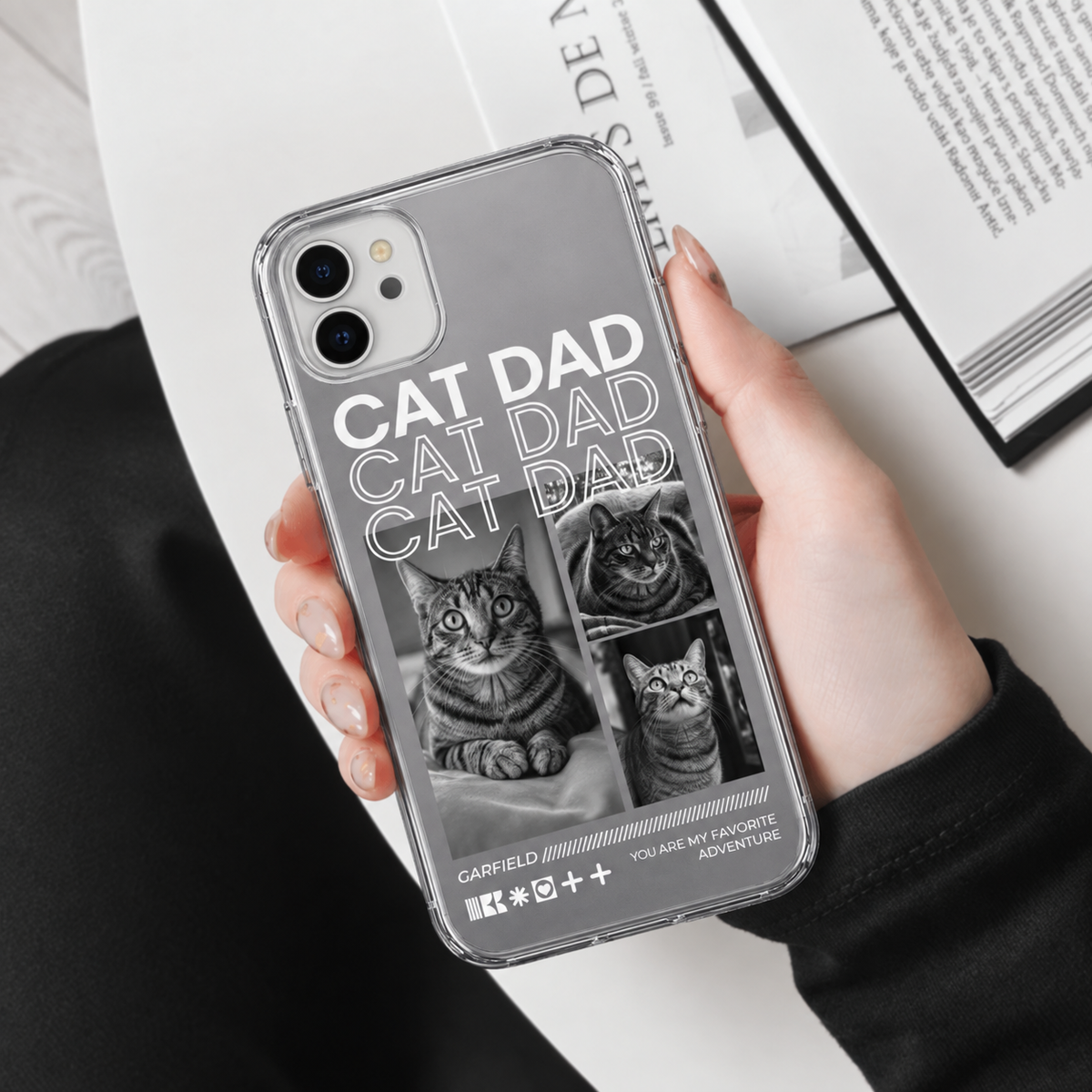 Handyhülle mit Katzenmotiven und dem Schriftzug "CAT DAD" in Schwarz-Weiß, transparentes Design.