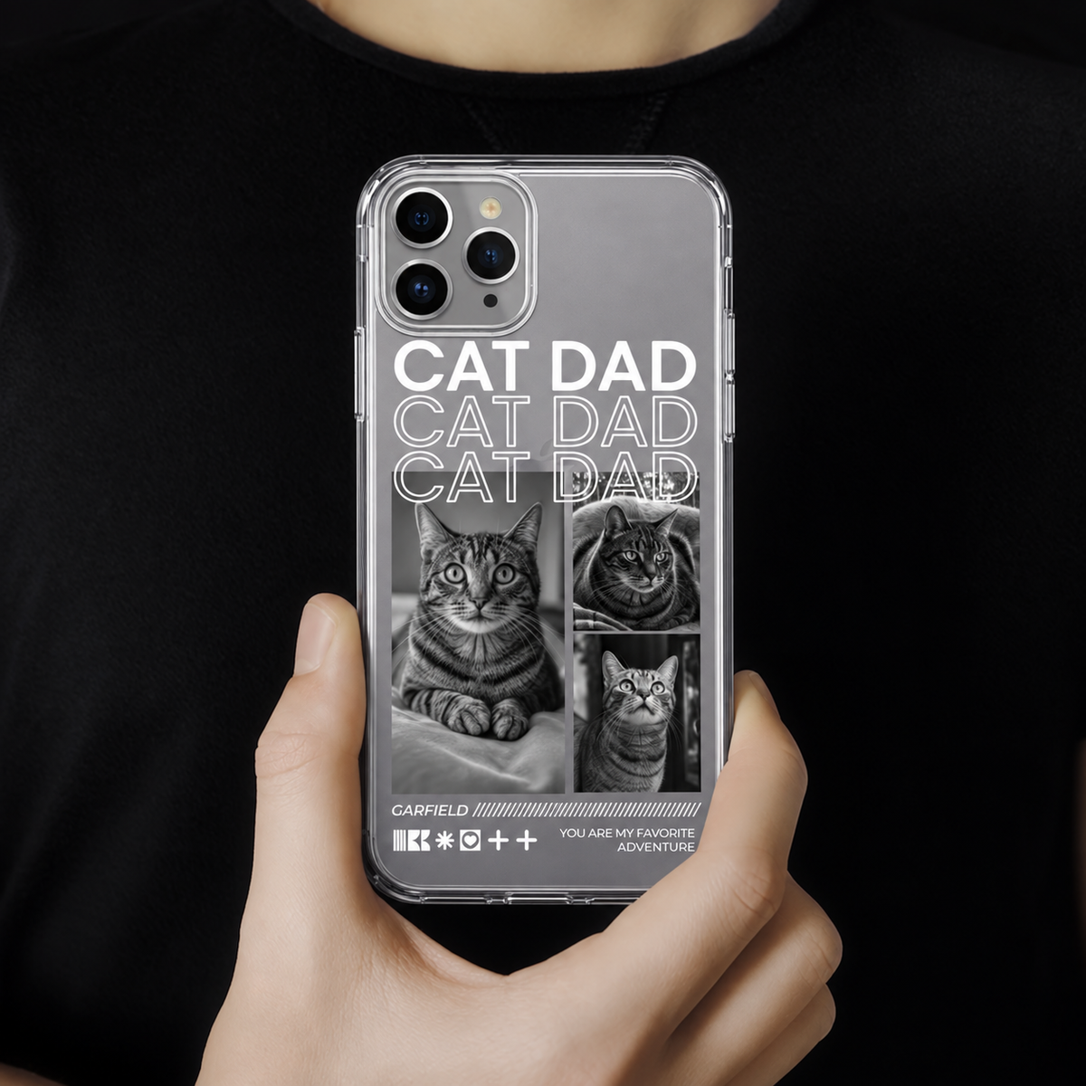 Person hält eine transparente Handyhülle mit schwarz-weißen Katzenmotiven und dem Text "CAT DAD".