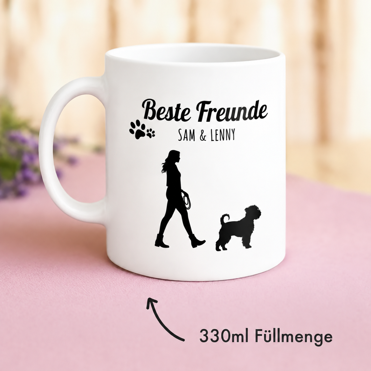 Personalisierte weiße Tasse mit dem Aufdruck „Beste Freunde“ und einer Silhouette von Mensch und Hund. Füllmenge 330 ml.