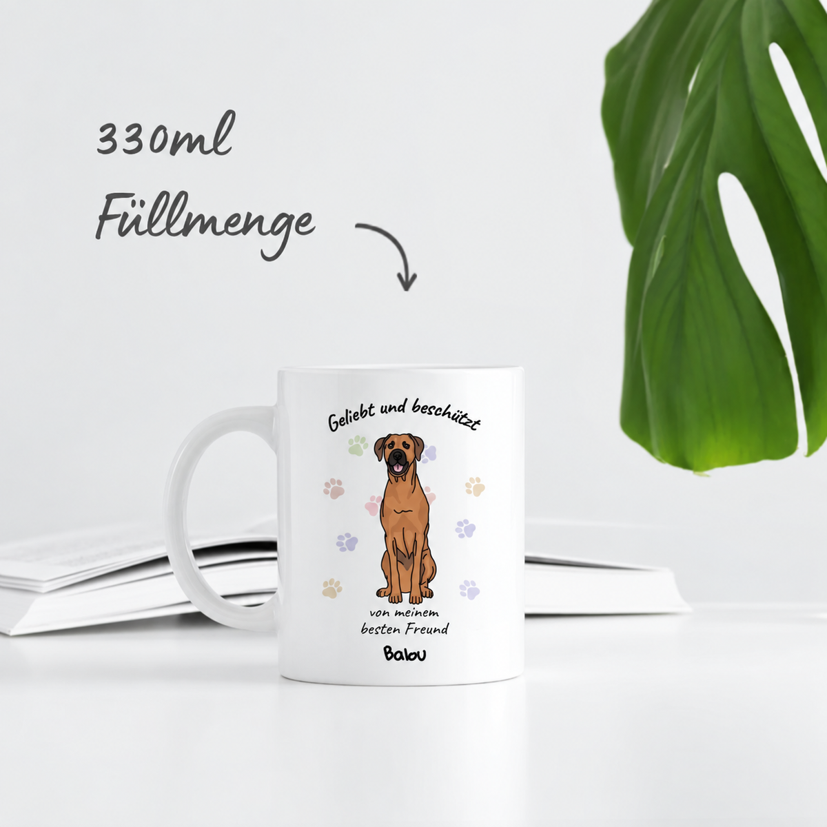 Personalisierte weiße Tasse mit dem Aufdruck „Geliebt und beschützt“ und einem Hundemotiv. Füllmenge 330ml.