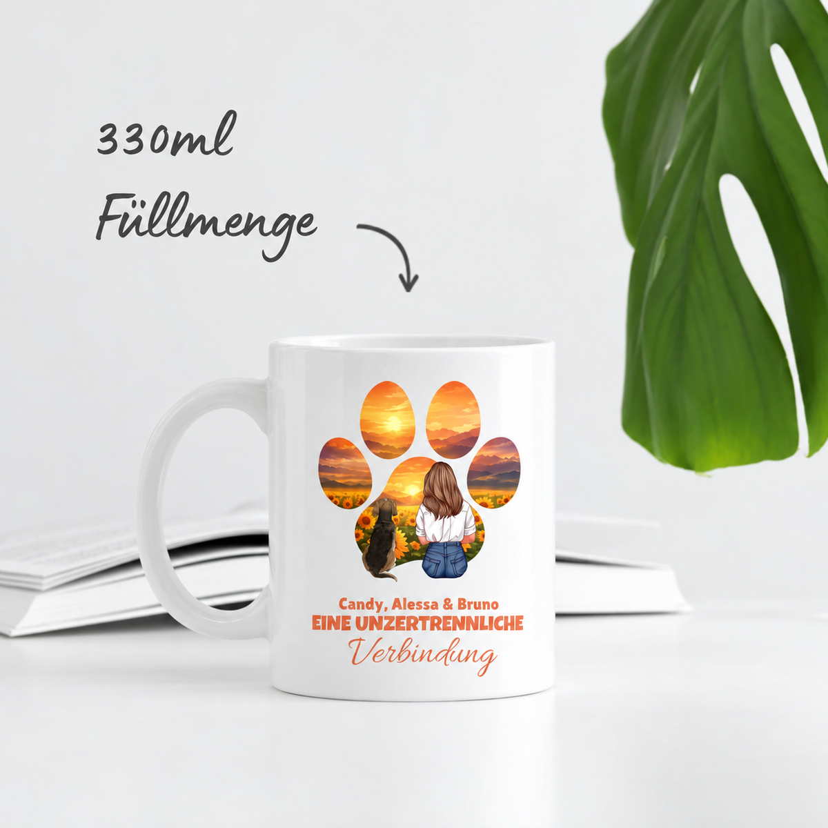 Weiße Keramiktasse mit personalisiertem Druck, 330 ml, zeigt eine Frau mit Hund und Sonnenuntergang.