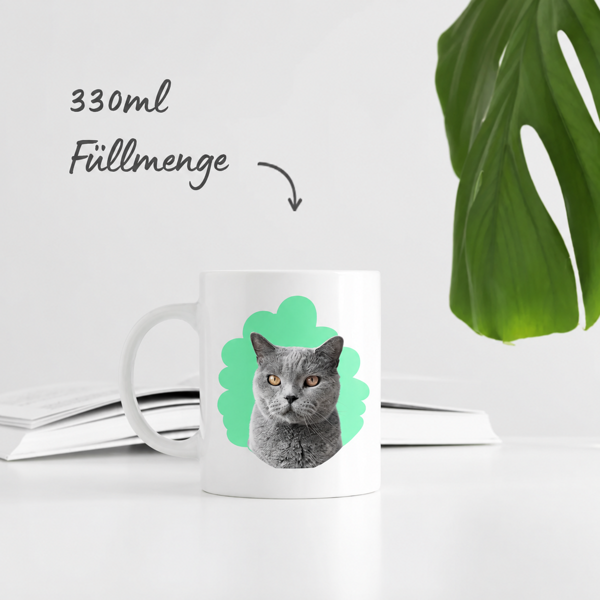 Weiße Tasse mit personalisiertem Katzenporträt und grüner Hintergrundgrafik, 330ml Füllmenge.