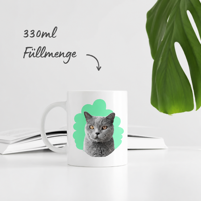 Weiße Tasse mit personalisiertem Katzenporträt und grüner Hintergrundgrafik, 330ml Füllmenge.