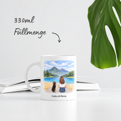 Personalisierte weiße Tasse mit Illustration von Mädchen und Hund am See, 330ml Füllmenge.