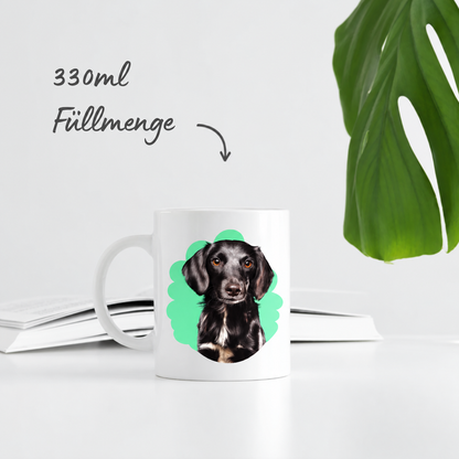 Weiße Keramiktasse mit einer Hundedarstellung und mintgrünem Hintergrund, 330ml Füllmenge.