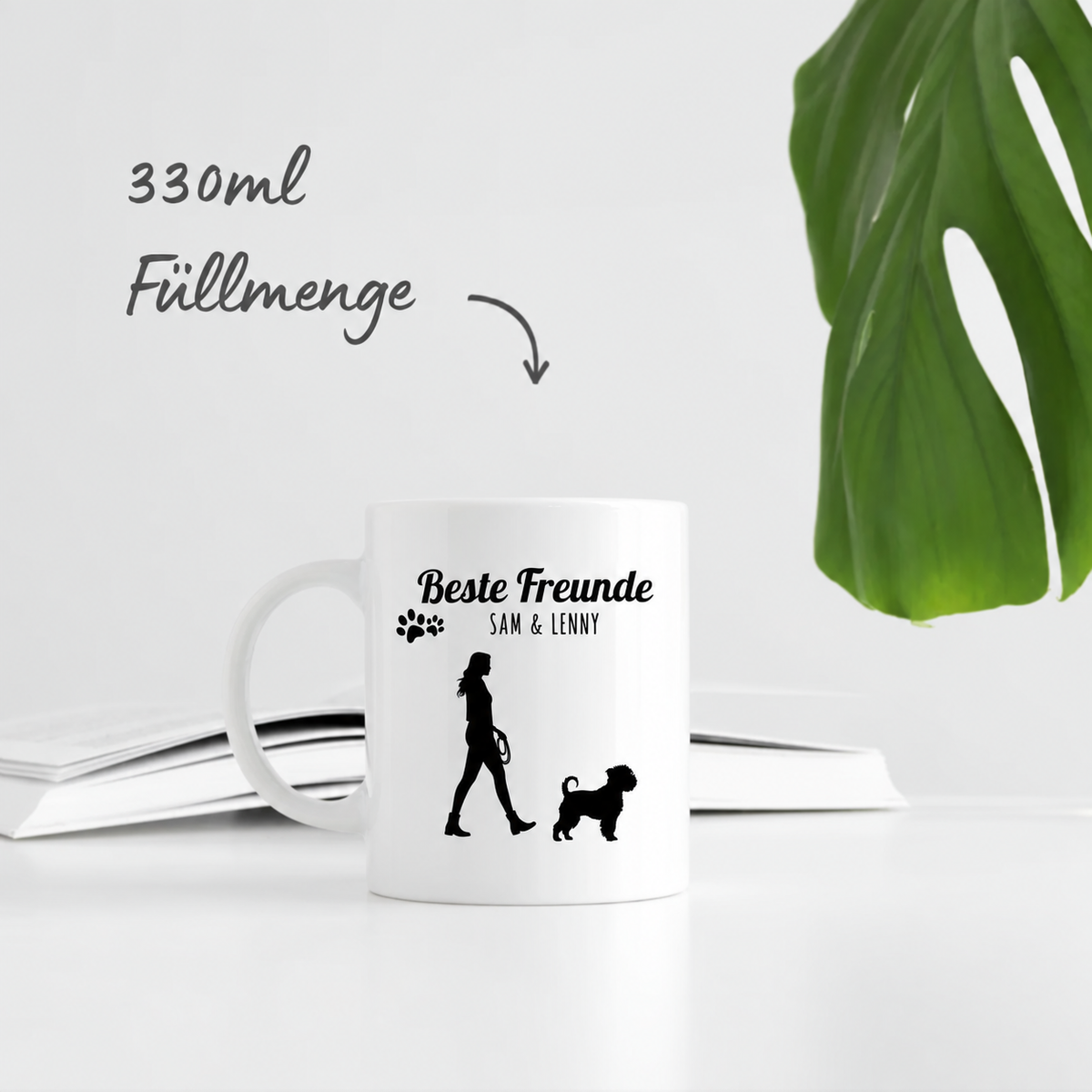 Personalisierte weiße Tasse mit Aufdruck "Beste Freunde" und Silhouette einer Person und Hund, 330ml Füllmenge.