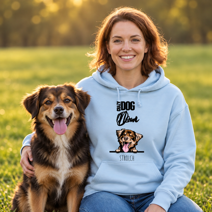 Person in hellblauem Hoodie mit Hund im Grünen, Hoodie mit Aufdruck "Crazy Dog Mom".