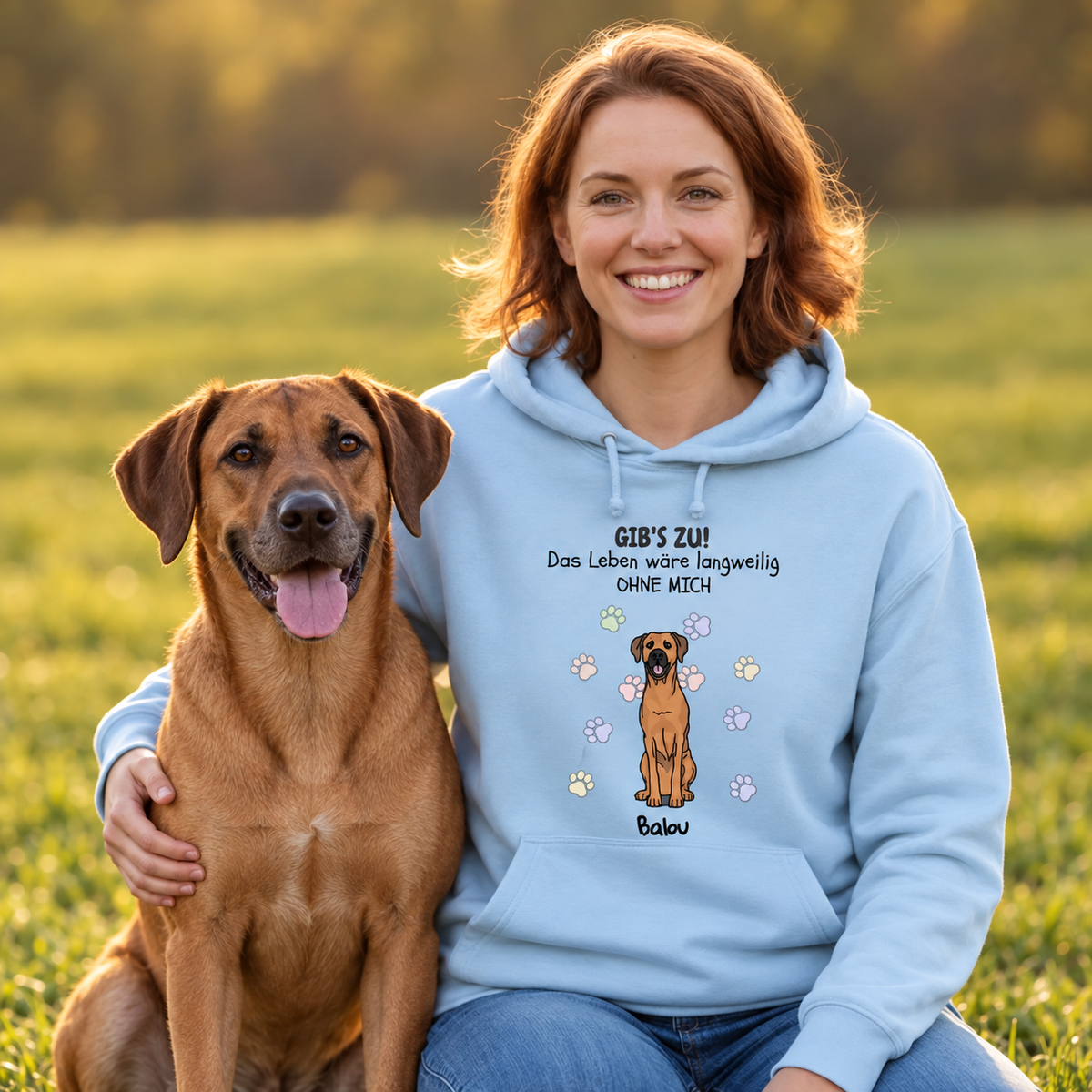 Helltürkiser Hoodie mit Grafik und Text "GIB'S ZU! Das Leben wäre langweilig ohne mich" sowie Hundemotiv.