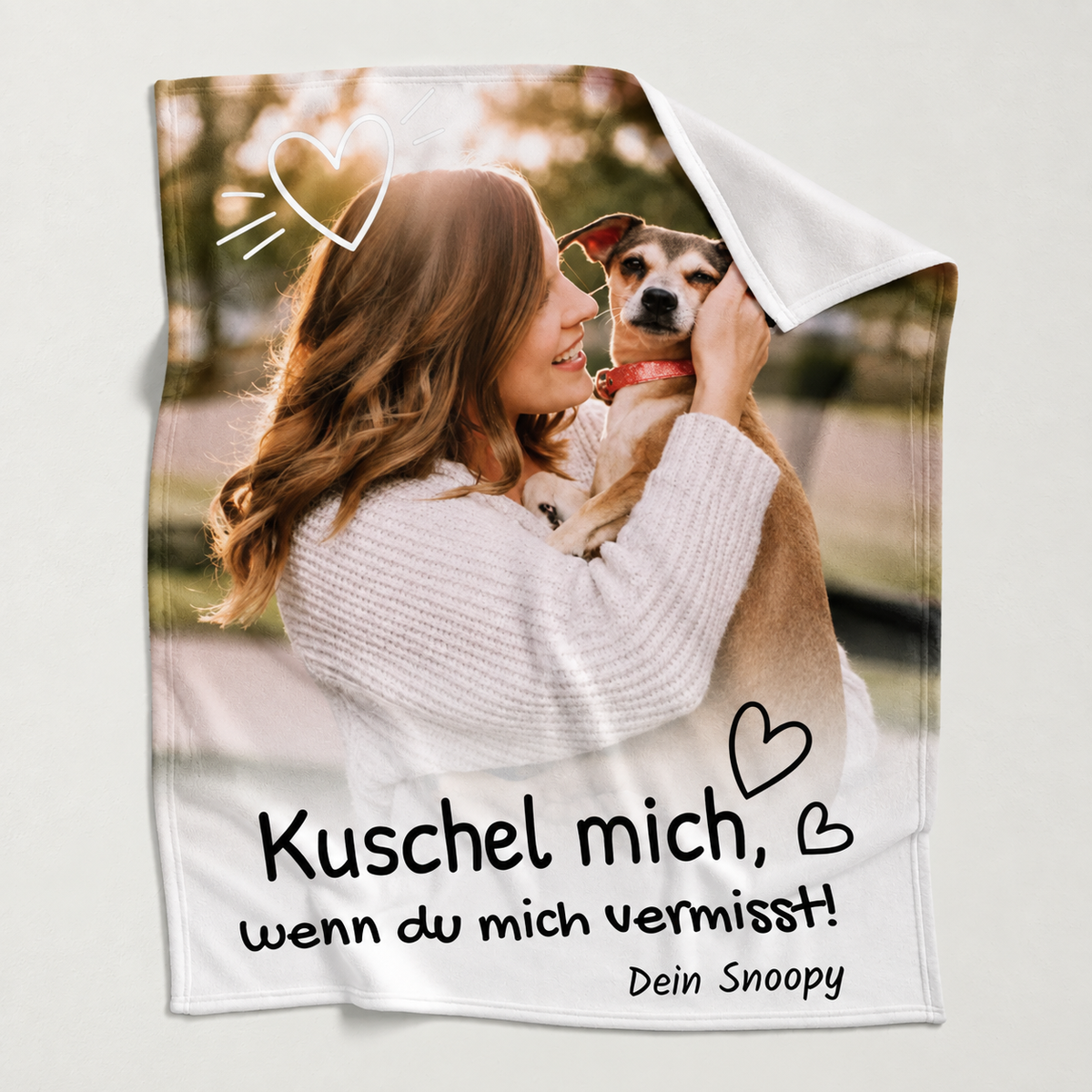 Personalisierte Haustierdecke mit Text und Bild einer Frau, die einen Hund umarmt. Weiß und beige Farbtöne.