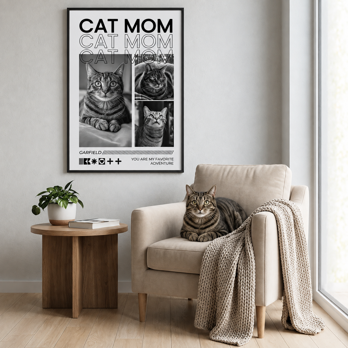 Personalisiertes Poster mit drei Katzenfotos, schwarzer Rahmen, Wohnzimmer mit beigem Sessel und grünem Topf.