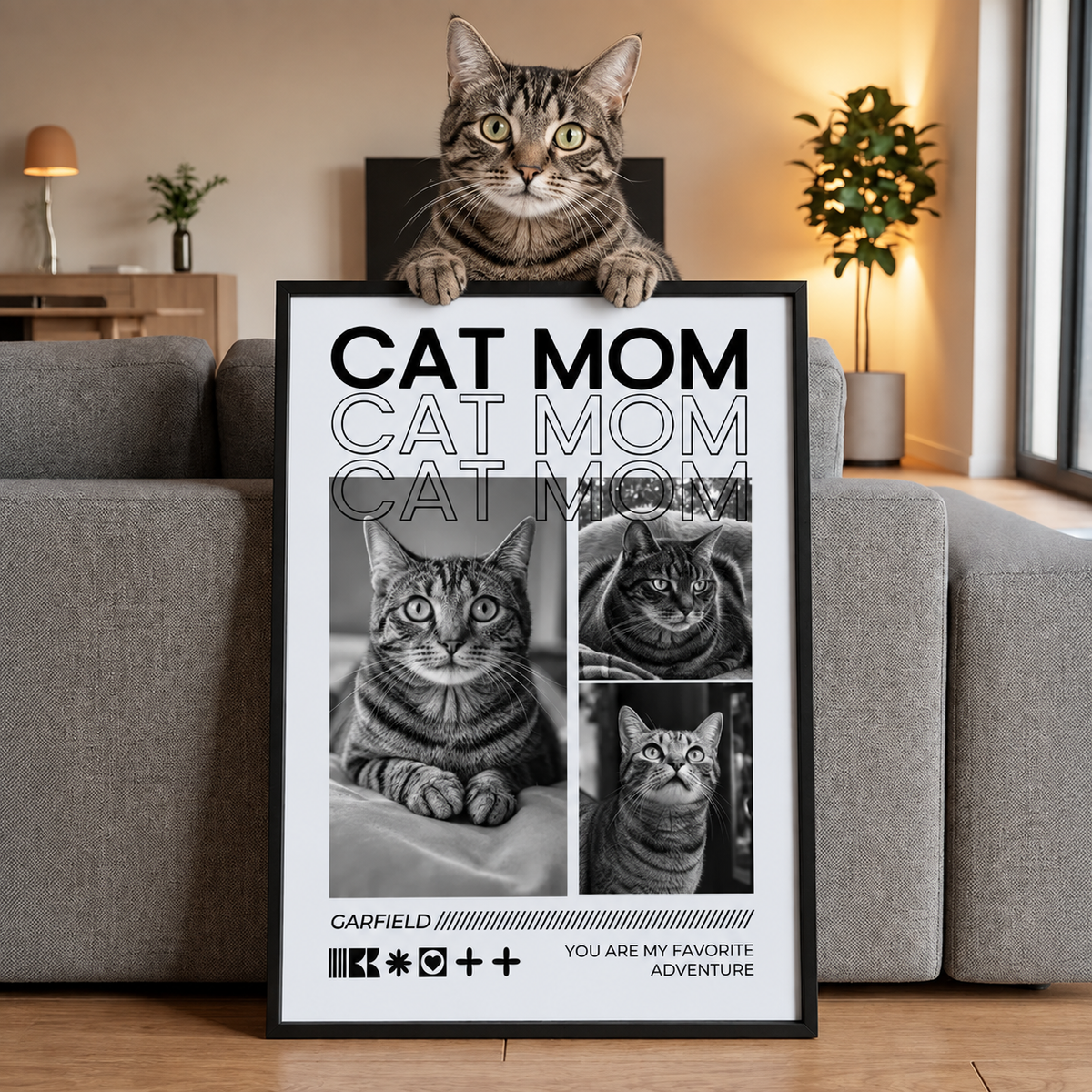 Personalisiertes Poster mit dem Text "Cat Mom" und Bildern von einer Katze in einem modernen Wohnraum.