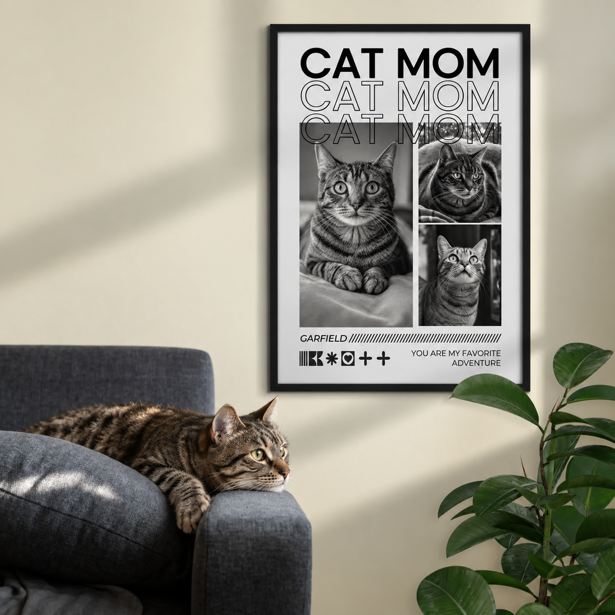 Personalisiertes Poster mit Katzenbildern in Schwarz-Weiß, schwarzer Rahmen, im Wohnraum angebracht.