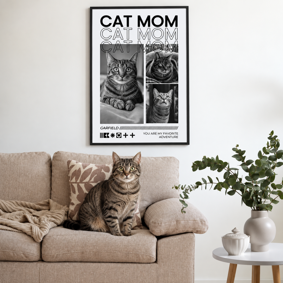 Personalisiertes Poster mit dem Text "Cat Mom" und Bildern von Katzen, im modernen Rahmen über einem Sofa.