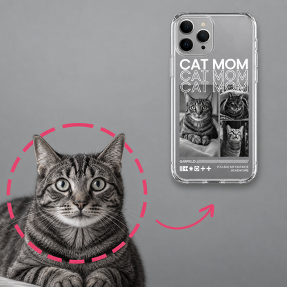 Personalisierte klare Handyhülle mit Katzenmotiven und dem Text "CAT MOM". Katze im Vordergrund.