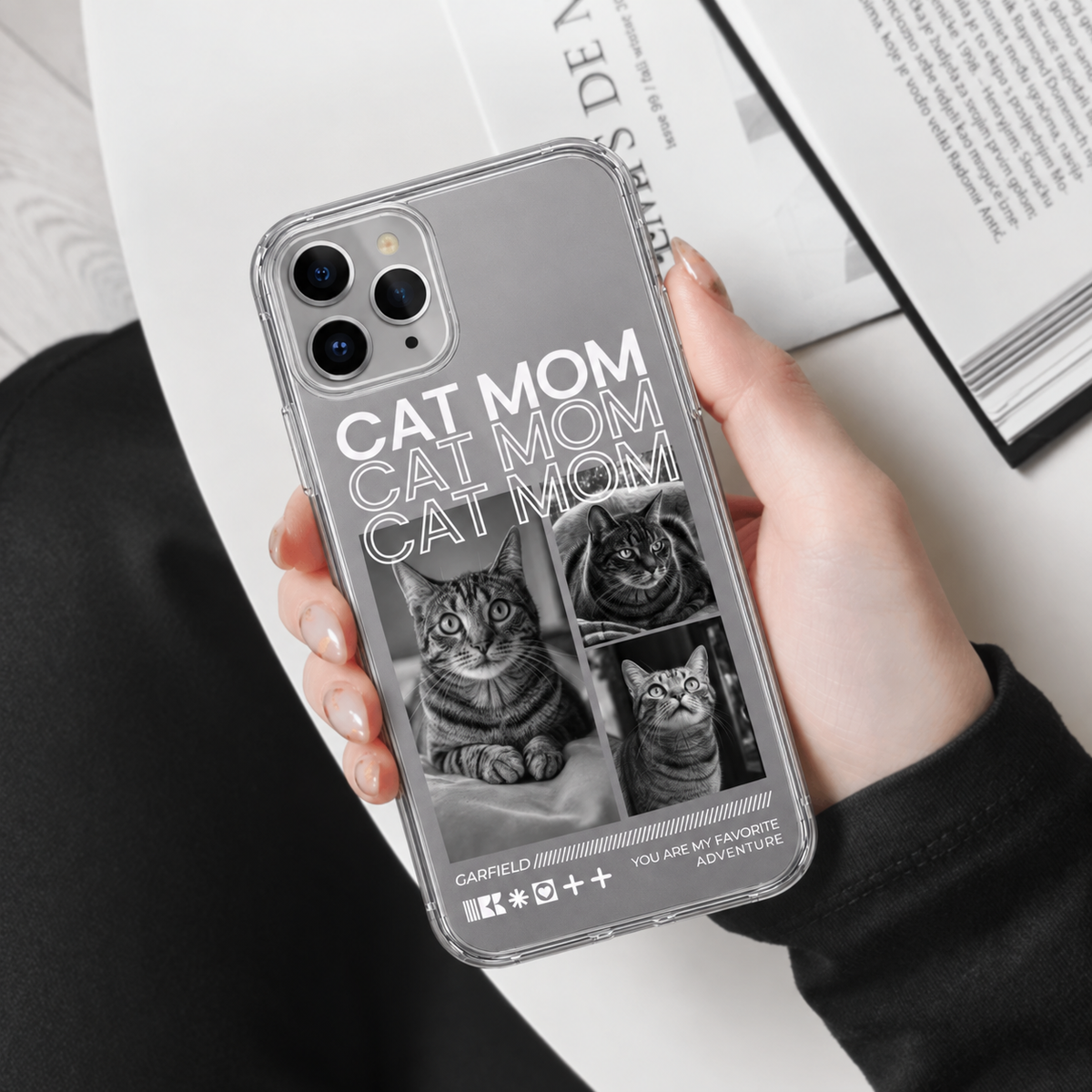 Personalisierte transparente Handyhülle mit Katzenmotiven und dem Schriftzug "Cat Mom".