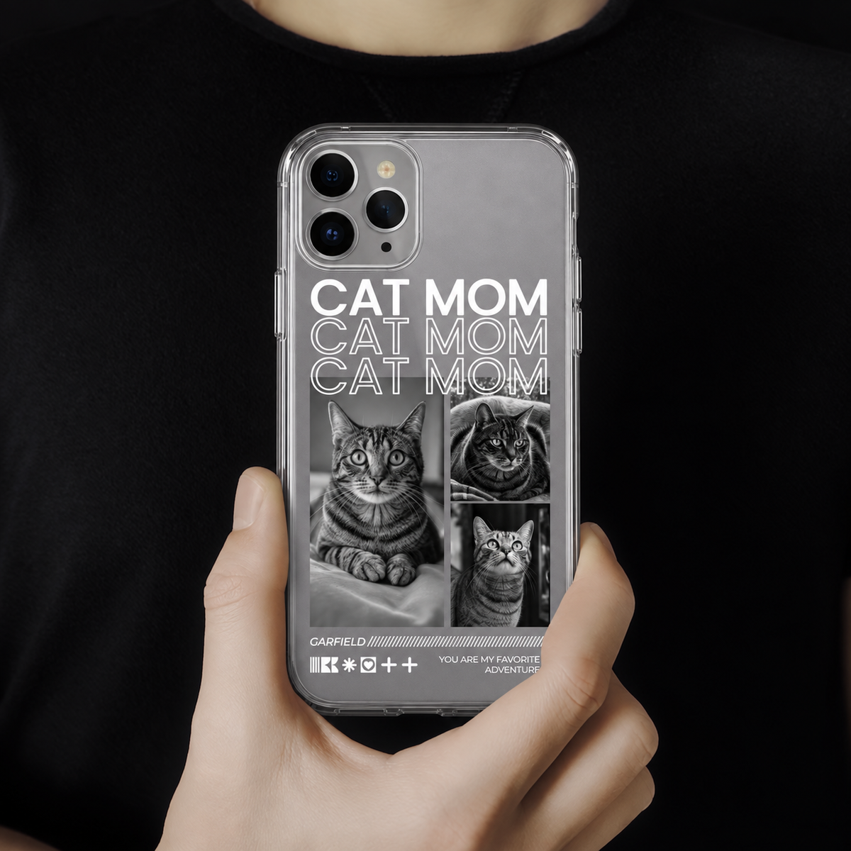 Personalisierte Handyhülle mit Katzenmotiven und Text "Cat Mom" in einem klaren, modernen Design.