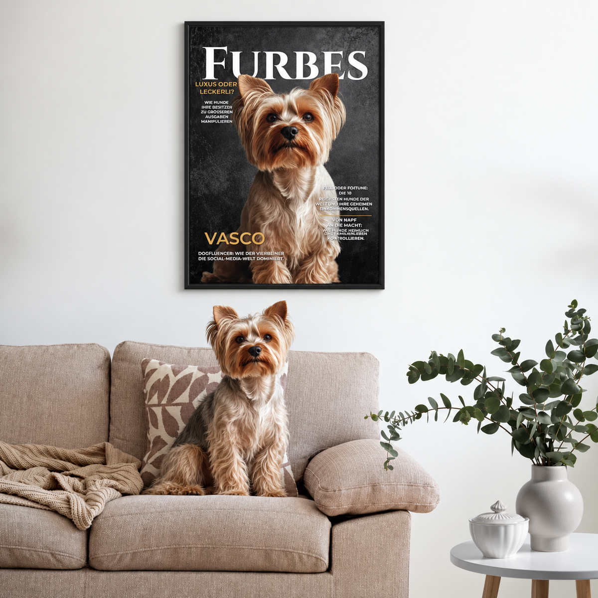 Personalisierte Poster mit Hundemotiv im Rahmen an der Wand, Hund sitzt auf dem Sofa.