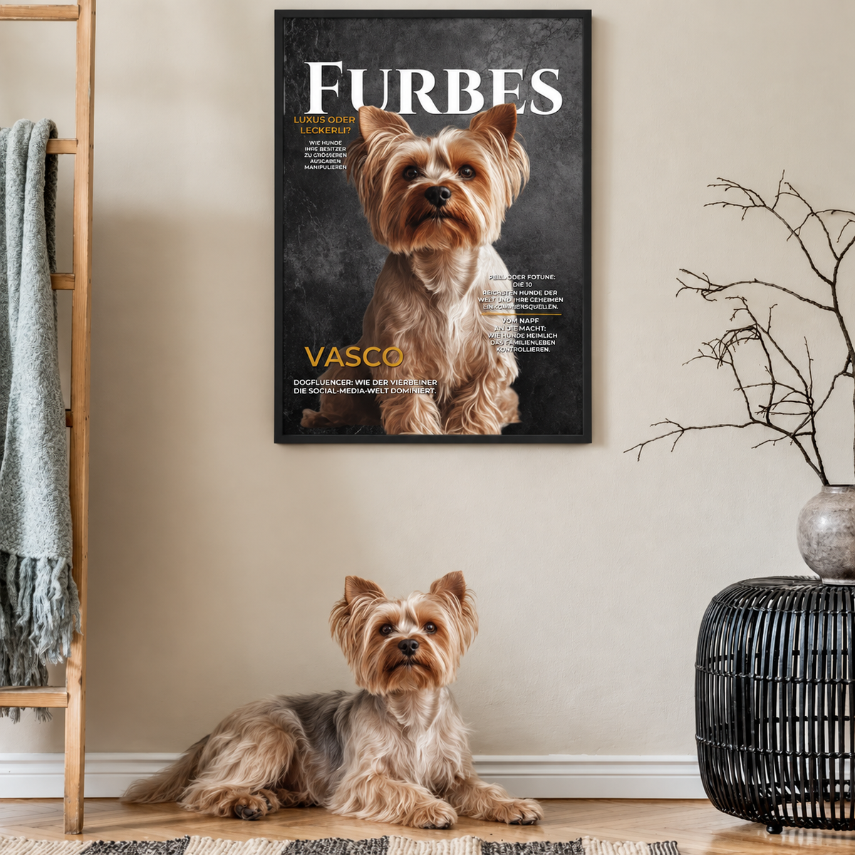 Ein personalisiertes Poster mit einem Yorkshire Terrier im Rahmen an der Wand und einem weiteren Yorkshire Terrier auf dem Boden.