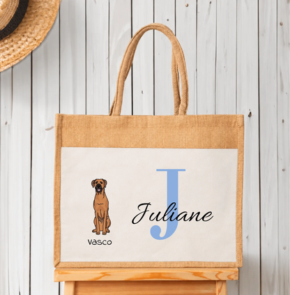 Beige Einkaufs-tasche aus Jute mit Hundemotiv und dem Namen Juliane sowie einer blauen Initiale J.