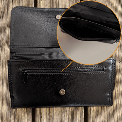 Schwarzes, personalisiertes Portemonnaie aus Wildlederoptik mit Reißverschlussfach innen.