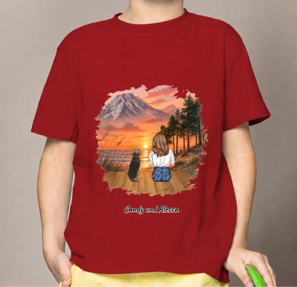 Rotes Kinder T-Shirt mit personalisiertem Druck einer Person und Hund in einer Landschaftsszene.