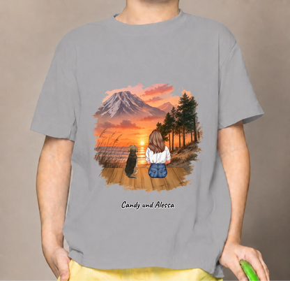 Graues Kinder T-Shirt mit grafischer Darstellung einer sitzenden Person und einem Hund bei Sonnenuntergang.