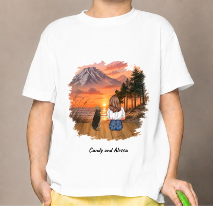 Weißes T-Shirt mit persönlichem Druck: Illustration eines Mädchens und Hundes vor Sonnenuntergang in Berglandschaft.