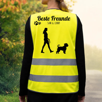 Personalisierte, neon-gelbe Warnweste mit Aufdruck „Beste Freunde“ und Silhouette einer Person mit Hund.