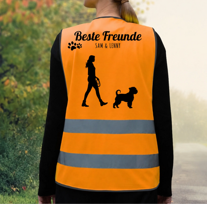 Personalisierte, neongelbe Warnweste mit schwarzem Aufdruck und reflektierenden Streifen.