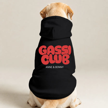 Schwarzer Hunde Hoodie mit Kapuze, bedruckt mit "Gassi Club" und dem Namen "ANNE & BONNY".