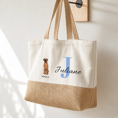 Beige Einkaufstasche mit hängenden Henkel, personalisiert mit Initiale "J" und Hundebild. Untere Hälfte aus Jute.