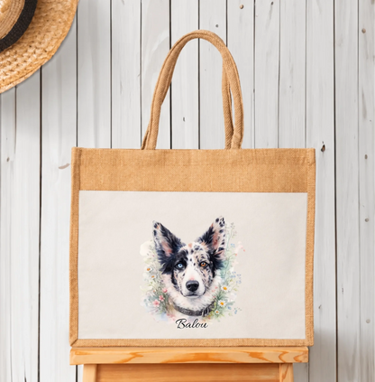 Personalisierte Einkaufstasche aus Jute mit Aquarell-Hundemotiv und Namen. Farbiges Design auf hellbeigem Hintergrund.