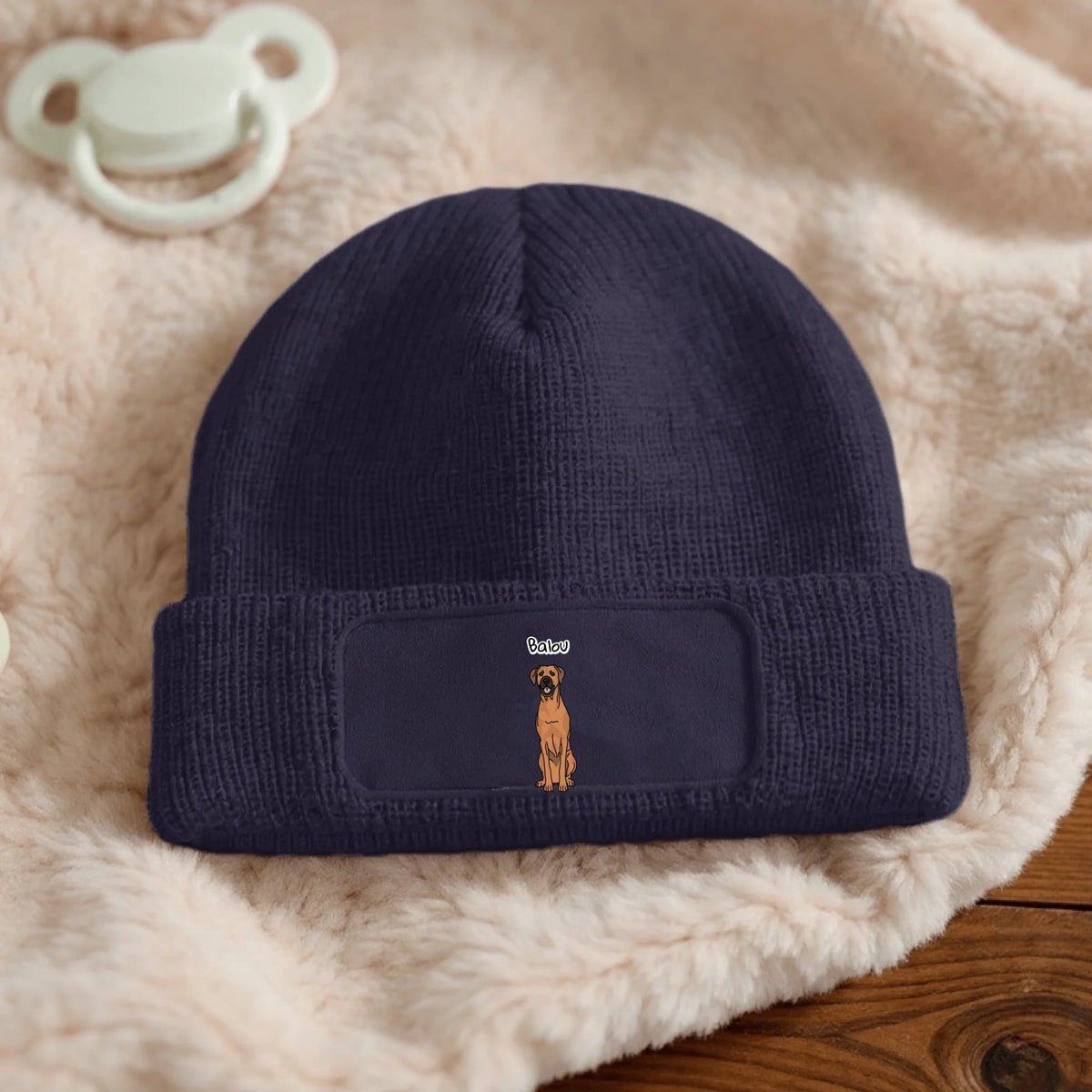 Dunkelblaue Beanie aus Strick mit Hundemotiv und personalisierbarem Etikett.