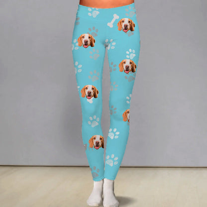 Personalisierte Leggings in Blau mit Hunde- und Pfotenmotiven. Elasthan-Mischung für Komfort.