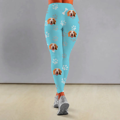Personalisierte Leggings in Blau mit Hunde- und Pfotenmotiven, elastisches Material.