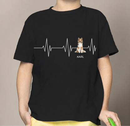 Schwarzes Kinder T-Shirt mit Herzschlag-Motiv und Hundedarstellung, personalisiert mit dem Namen KARL.