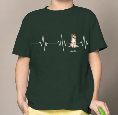 Dunkelgrünes Kindert-Shirt mit Herzschlag-Motiv und Hundebild, personalisiert mit dem Namen Karl.