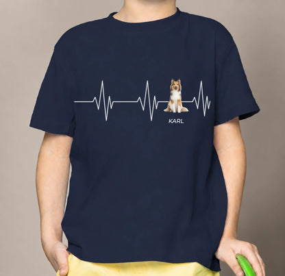 Blaues Kinder T-Shirt aus Baumwolle mit Herzschlag-Design und Hundemotiv. Name "KARL" aufgedruckt.