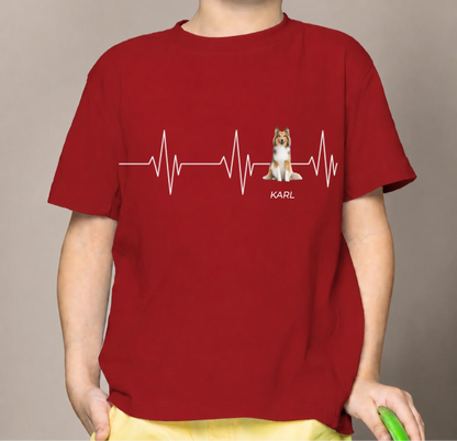 Rotes Kinder T-Shirt aus Baumwolle mit Herzschlag- und Hundemotiv, personalisiert mit dem Namen Karl.