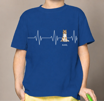 Blaues Kinder T-Shirt mit Herzschlag-Print und Hundemotiv, personalisiert mit dem Namen Karl.