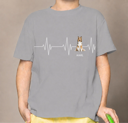 Graues Kinder T-Shirt mit Herzschlag-Motiv und Hundebild, personalisiert mit dem Namen "KARL".