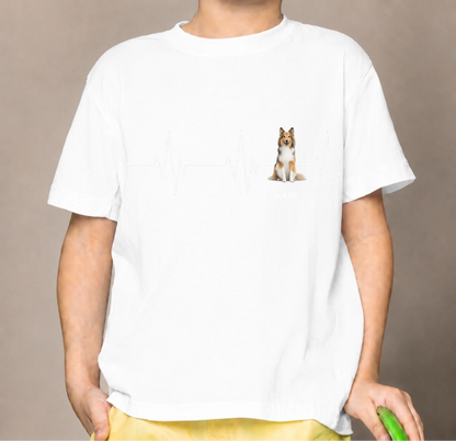 Weißes Kinder T-Shirt mit Herzschlaglinie und Hundemotiv, personalisiert mit Namen.