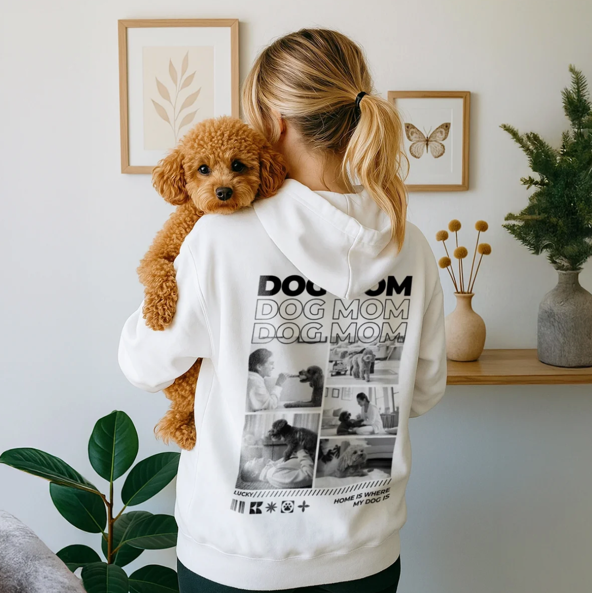 Weißer Hoodie mit "Dog Mom"-Grafik und Fotocollage auf der Rückseite, Person hält einen Hund.
