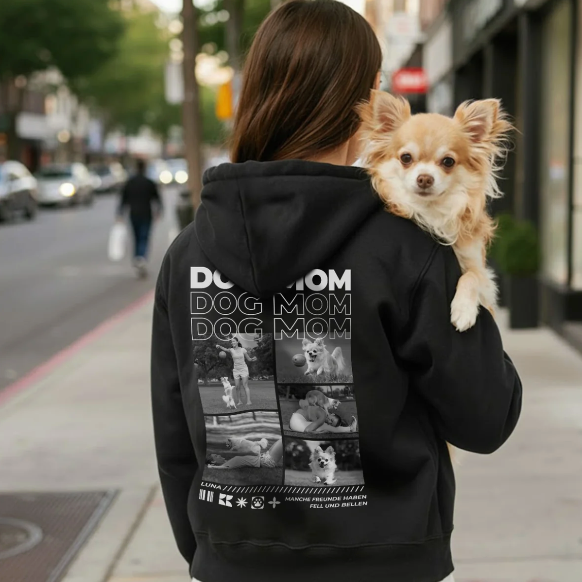 Schwarzer Hoodie mit dem Aufdruck "Dog Mom" und Fotos von Hunden auf der Rückseite, getragen von einer Person mit Chihuahua.