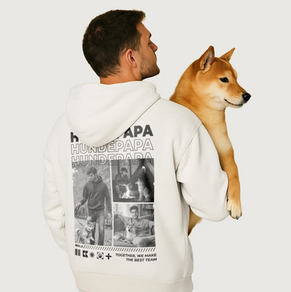 Weißer Hoodie mit Aufdruck „Hundepapa“ und Bildern von Hunden auf der Rückseite. Trägt einen Hund im Arm.