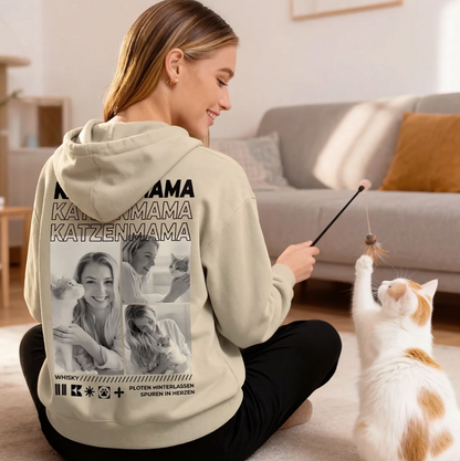 Beige Hoodie mit "Katzenmama"-Motiv, Personalisierung und Fotos auf der Rückseite. Person spielt mit Katze.
