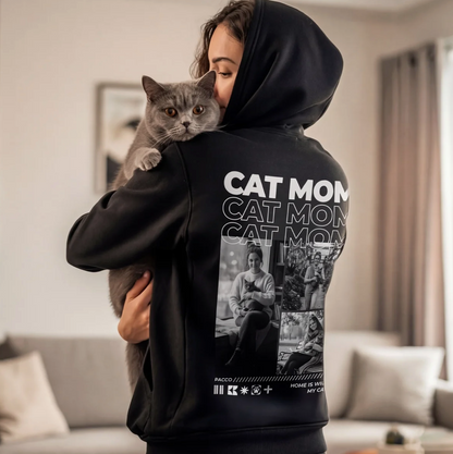 Schwarzer Hoodie mit dem Aufdruck "Cat Mom" und Fotos von Katzenliebhaberinnen auf der Rückseite.