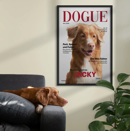 Personalisierte Hundeposter in einem Rahmen, ein Hund liegt entspannt auf einem Sofa daneben.